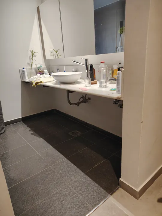 Baño antes del vanitory: mesada blanca con bacha de apoyo y caños a la vista, espacio donde después colocamos un vanitory a medida en General Roca