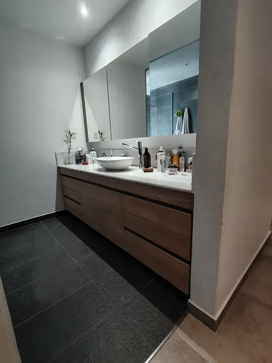 Vanitory símil madera con bacha de apoyo, 2026 · Muebles en Roca, General Roca