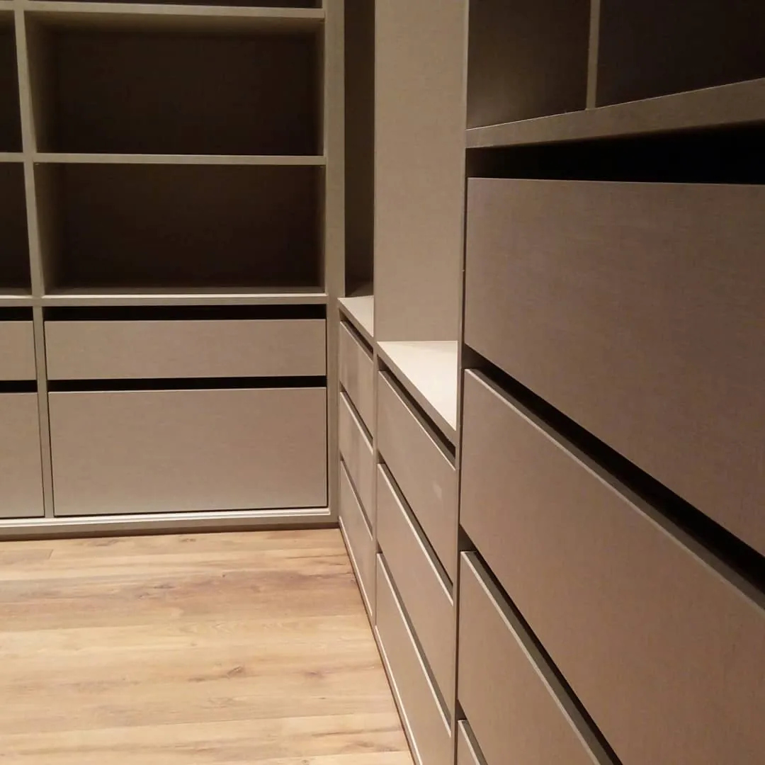 Cajoneras y estantes de un vestidor a medida en melamina Seda Giorno, fabricado en nuestro taller de General Roca