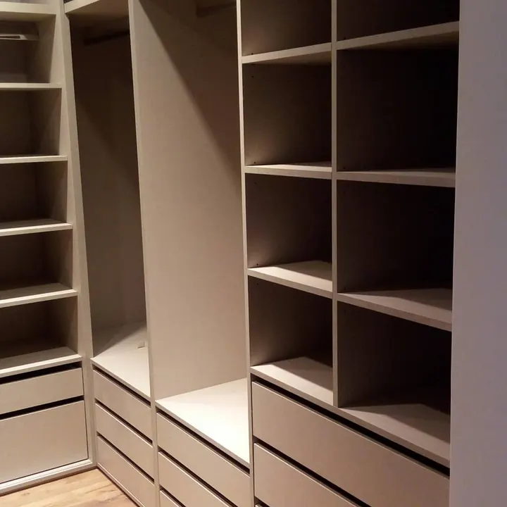 Vestidor a medida en melamina Seda Giorno con estantes, cajones y sector para colgar, fabricado en nuestro taller de General Roca