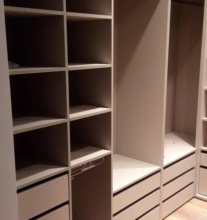Columna de estantes, pantalonero y cajones en un vestidor a medida en Seda Giorno, fabricado en nuestro taller de General Roca